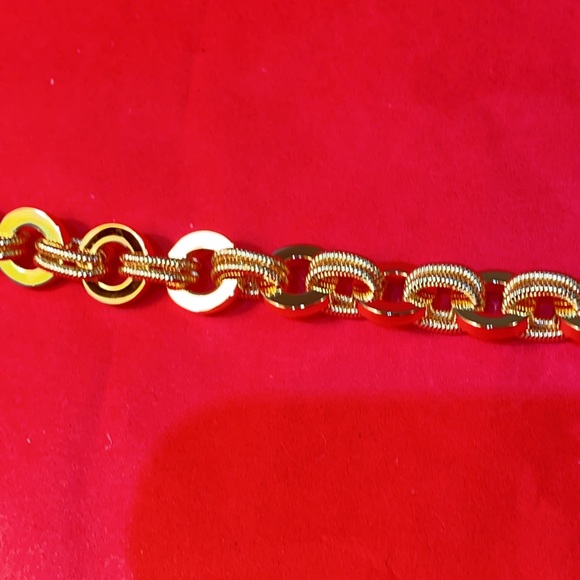 Vintage St John Gold plated Necklace. Brand New - Picture 4 of 8